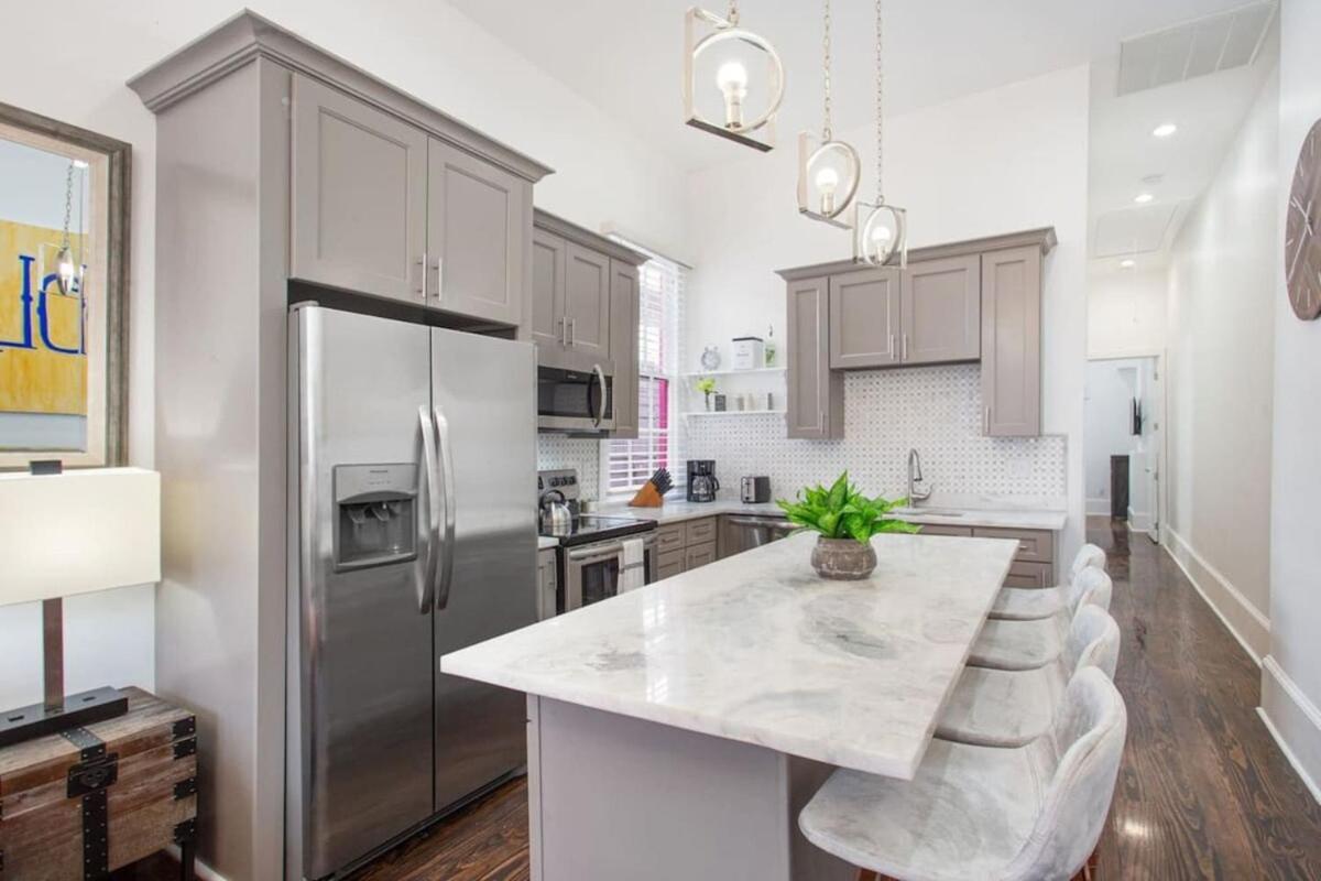 Easy Access To Canal Street Car Near French Quarter Holiday home